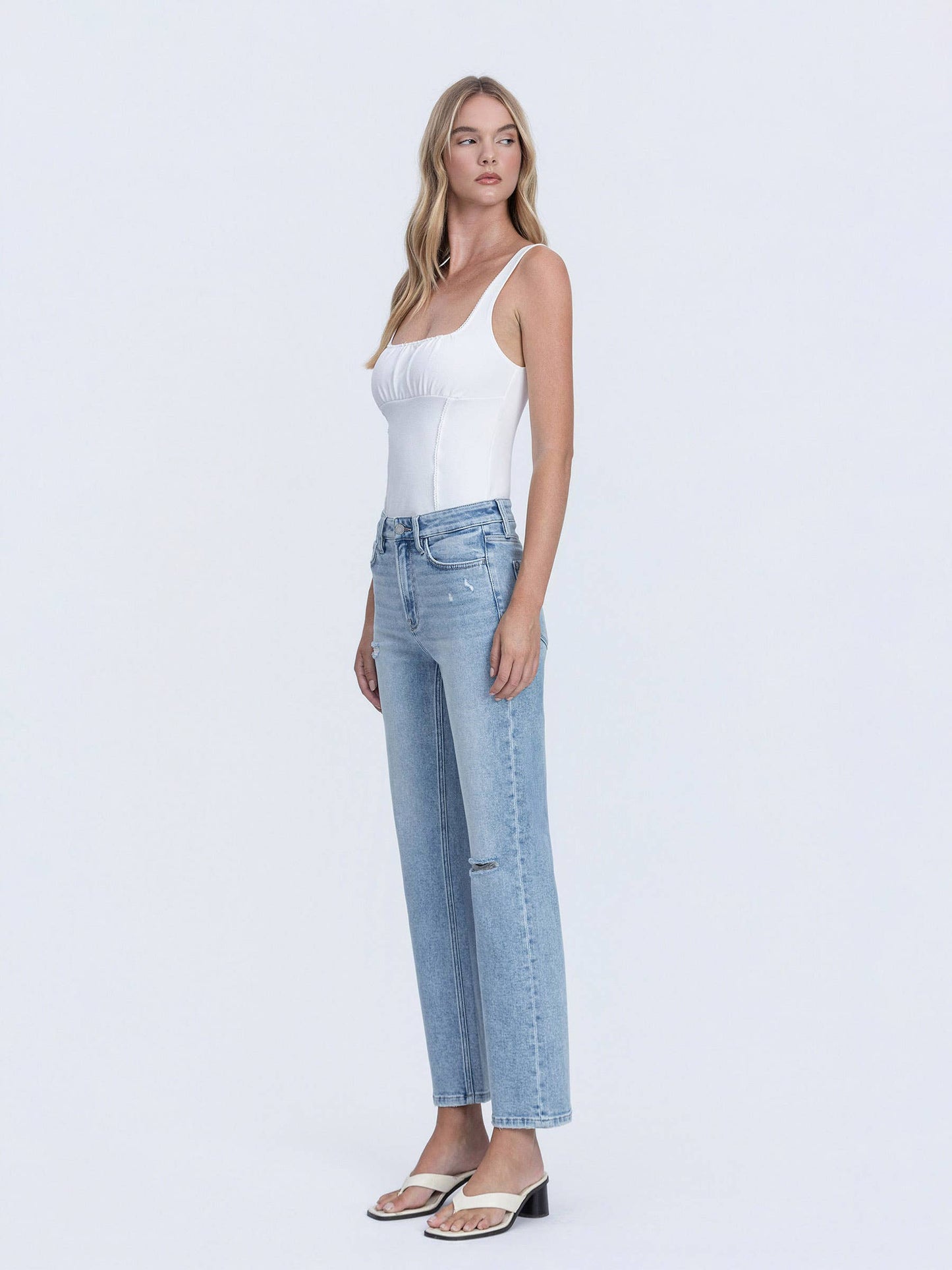 HIGH RISE LIGHT WASH ANKLE STRAIGHT JEANS T7169